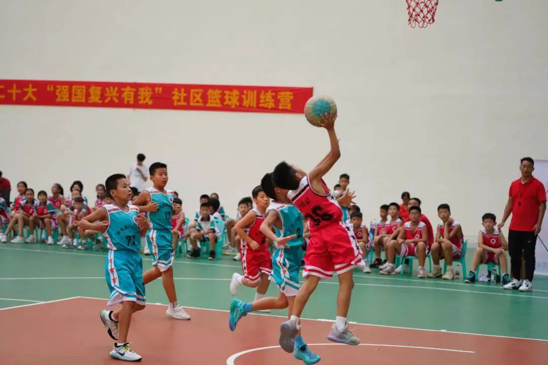 老年人如何安全地进行篮球训练以取得进步?_2